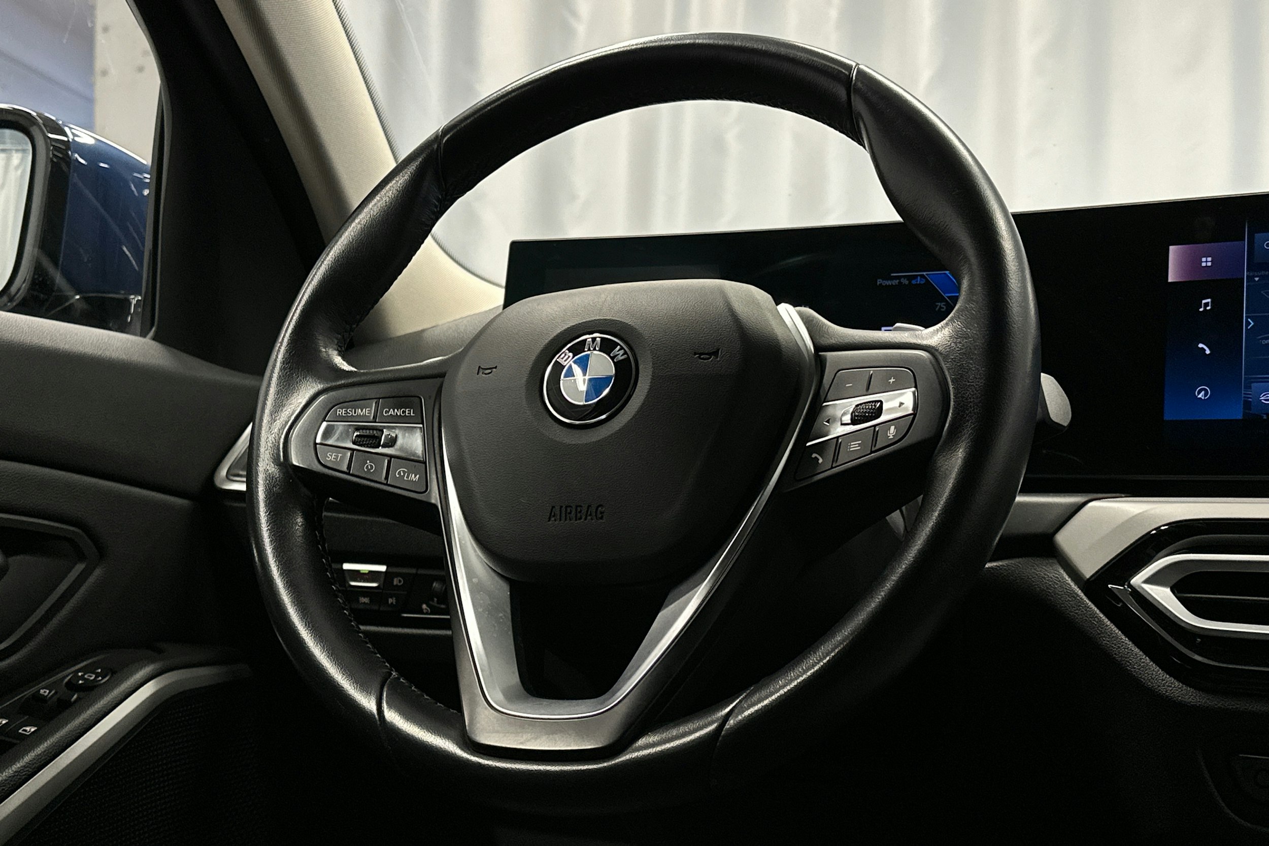 sininen BMW 320 2022 kuva 18.