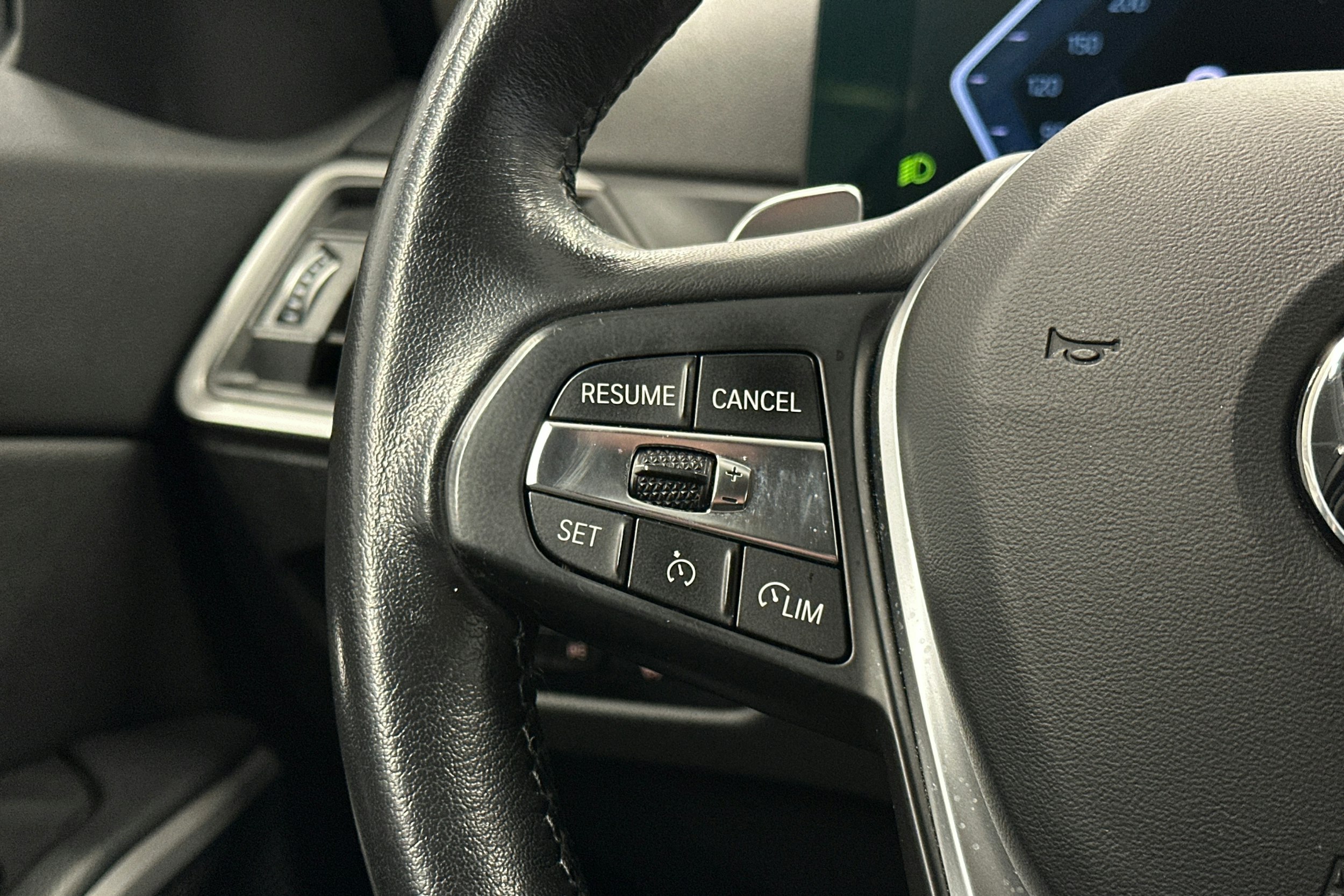 sininen BMW 320 2022 kuva 19.