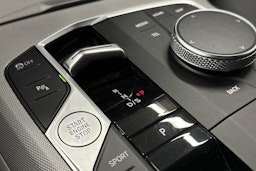 sininen BMW 320 2022 kuva 28.