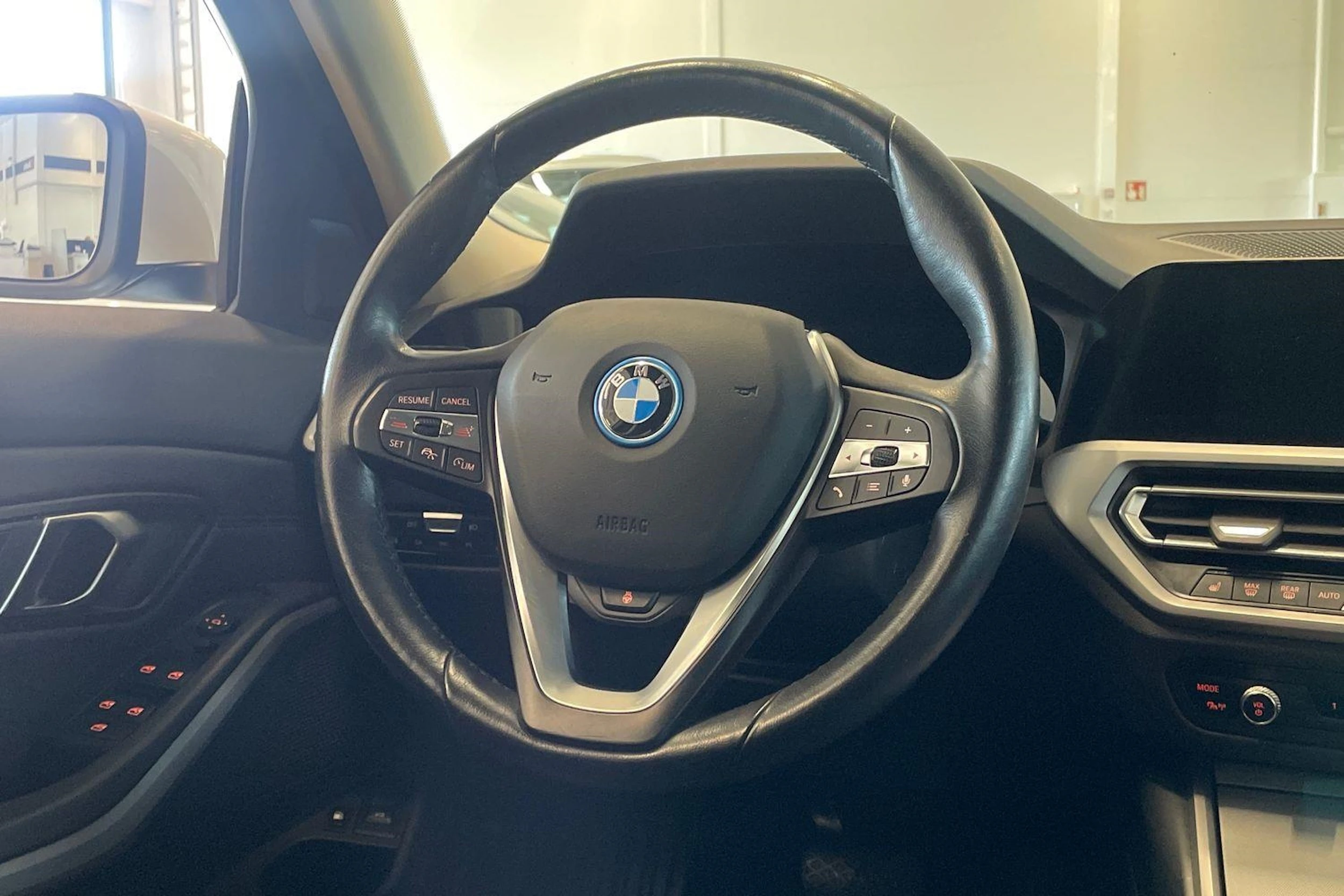 valkoinen BMW 320 2022 kuva 12.
