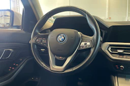 valkoinen BMW 320 2022 kuva 12.