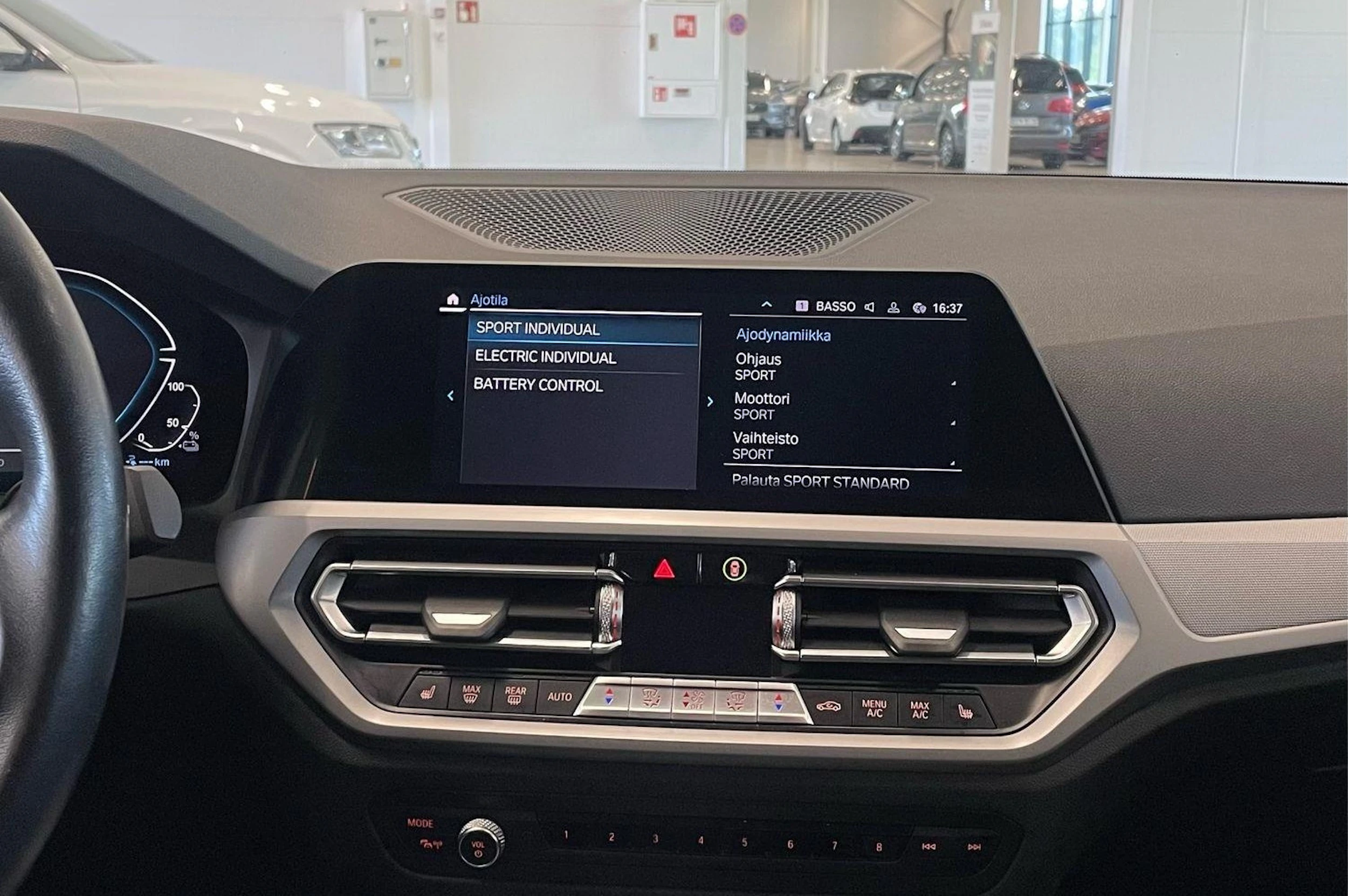 valkoinen BMW 320 2022 kuva 19.