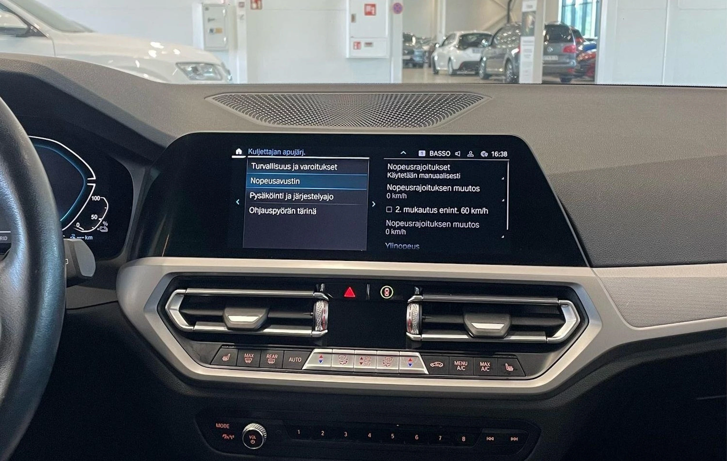 valkoinen BMW 320 2022 kuva 21.