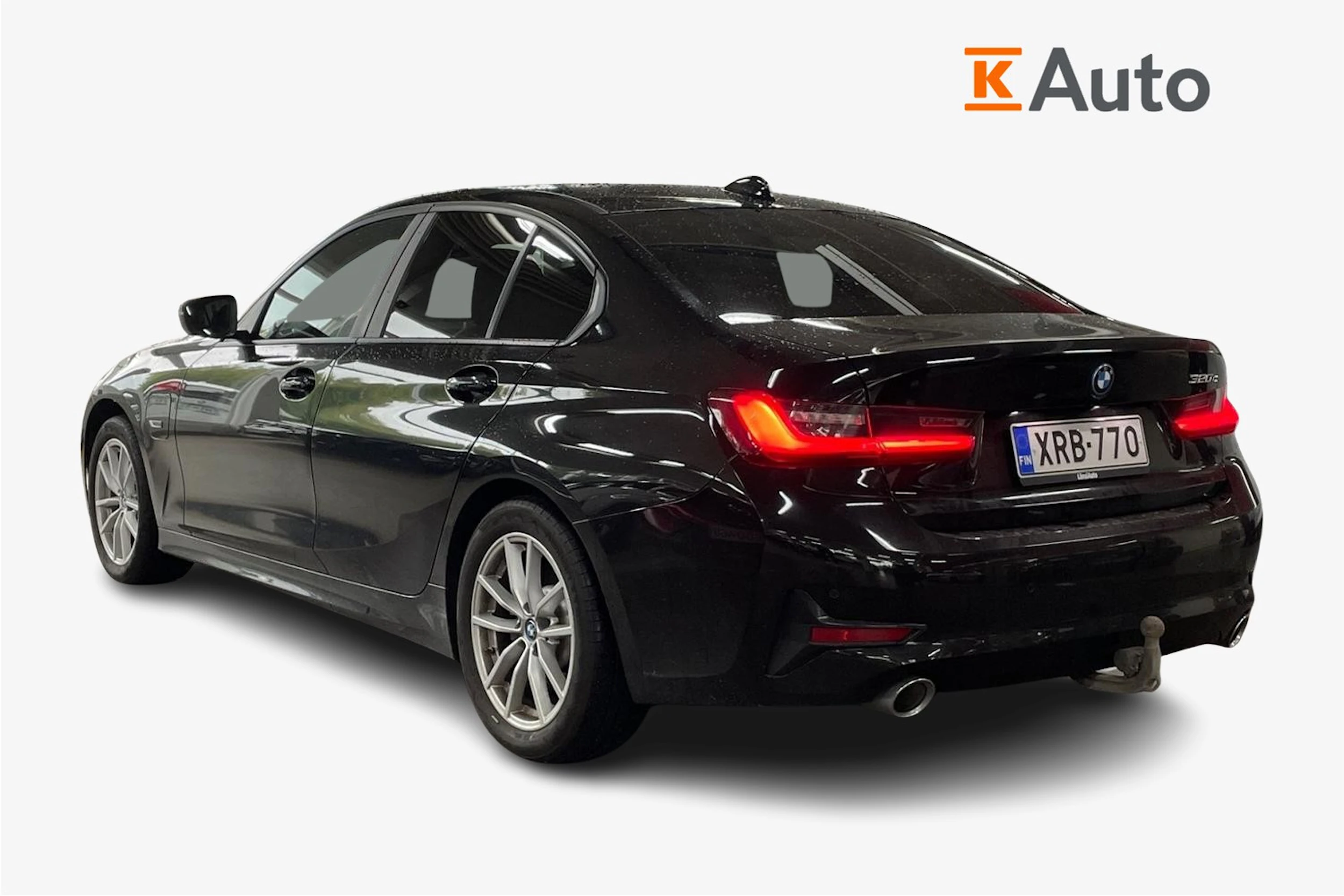 Musta BMW 320 2022 kuva 2.