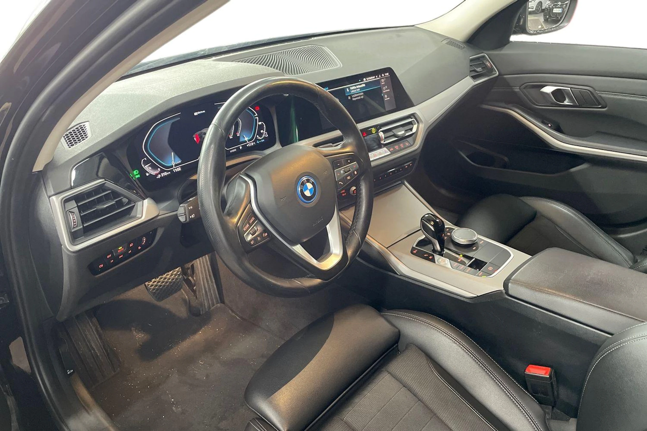 Musta BMW 320 2022 kuva 3.