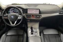 Musta BMW 320 2022 kuva 7.