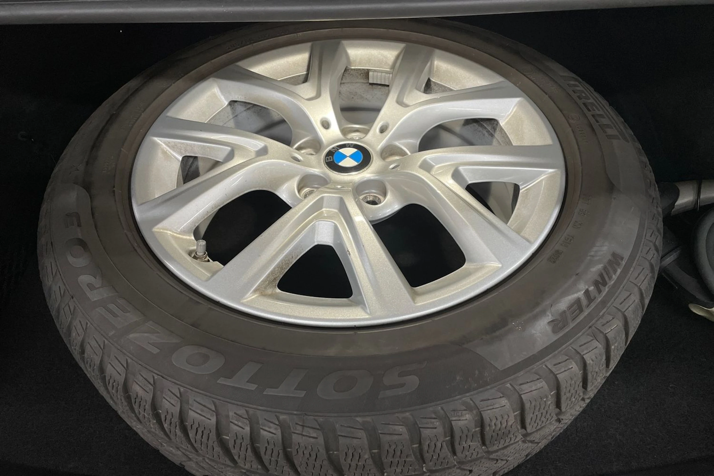 Musta BMW 320 2022 kuva 10.
