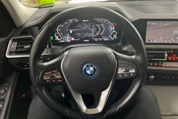 Musta BMW 320 2022 kuva 12.