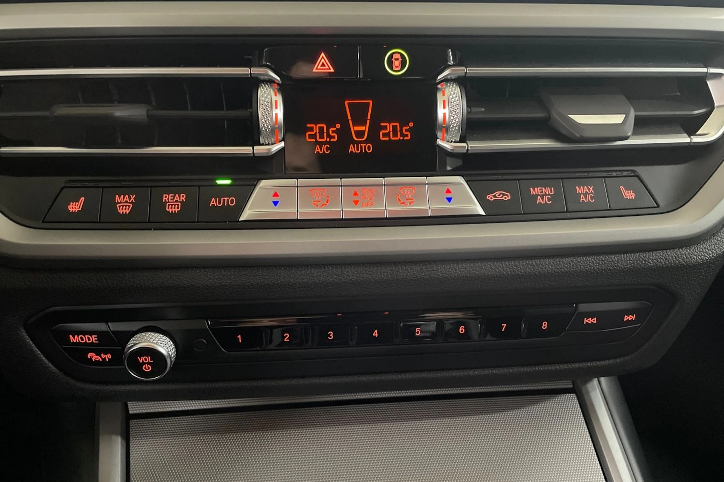 Musta BMW 320 2022 kuva 24.