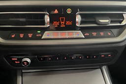 Musta BMW 320 2022 kuva 24.