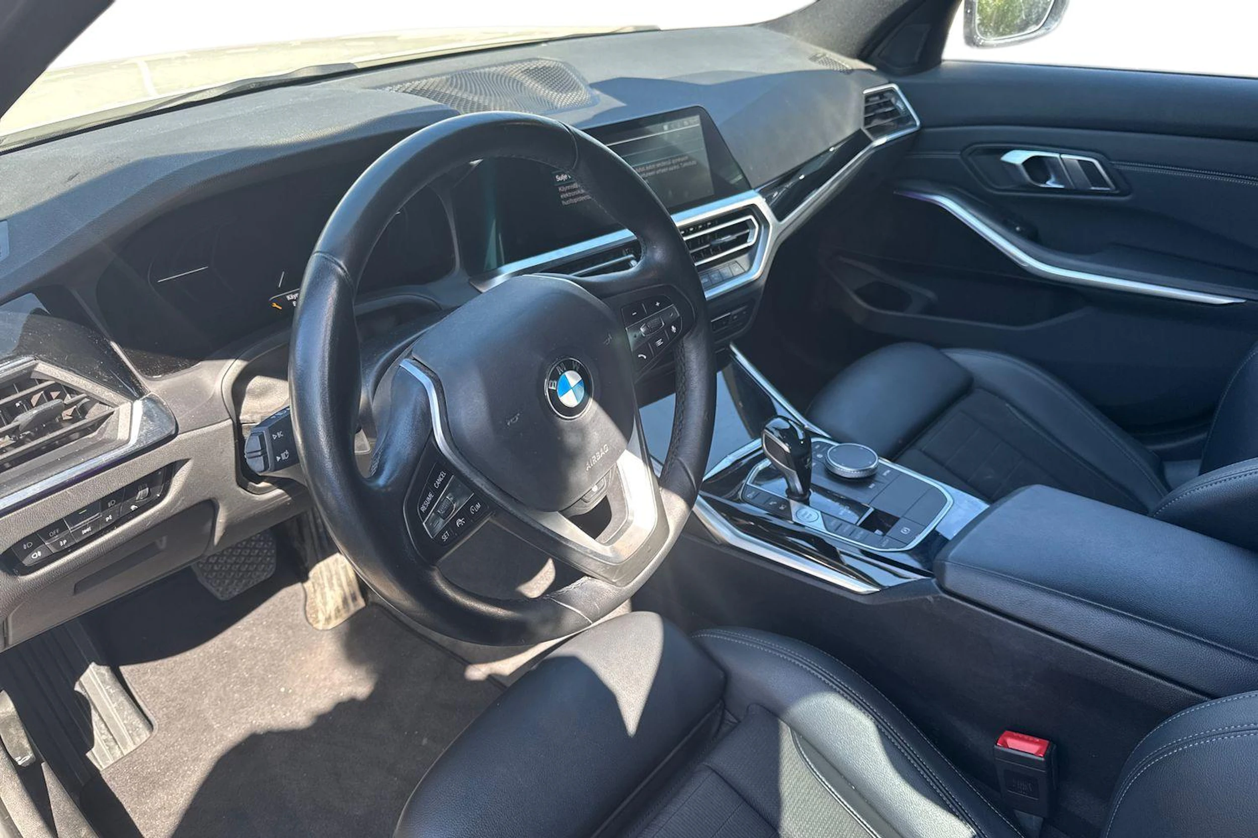 Valkoinen BMW 320 2022 kuva 3.