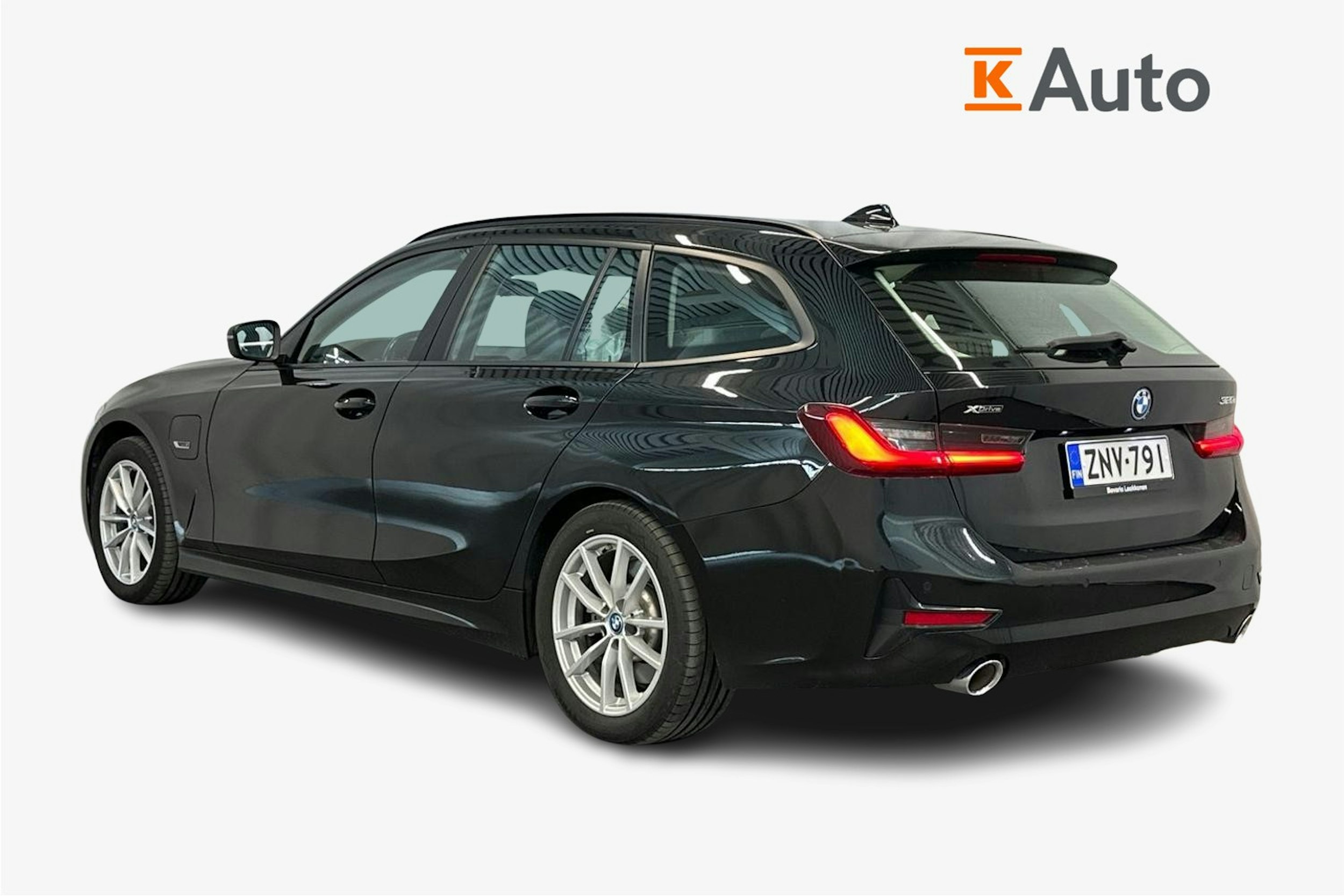 Musta BMW 320 2022 kuva 2.