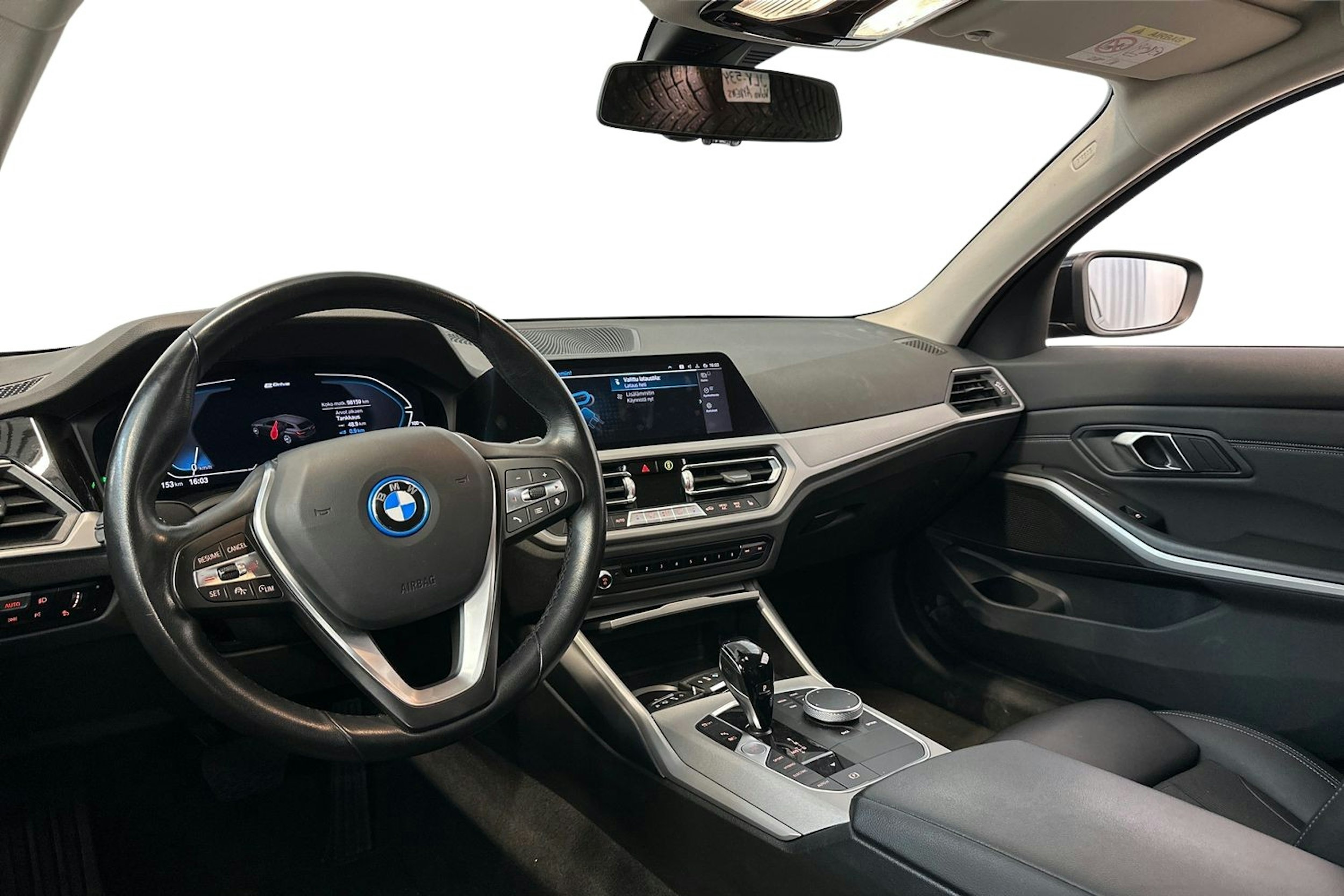Musta BMW 320 2022 kuva 3.