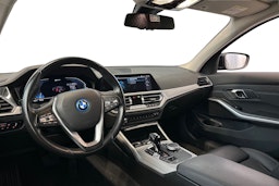 Musta BMW 320 2022 kuva 3.