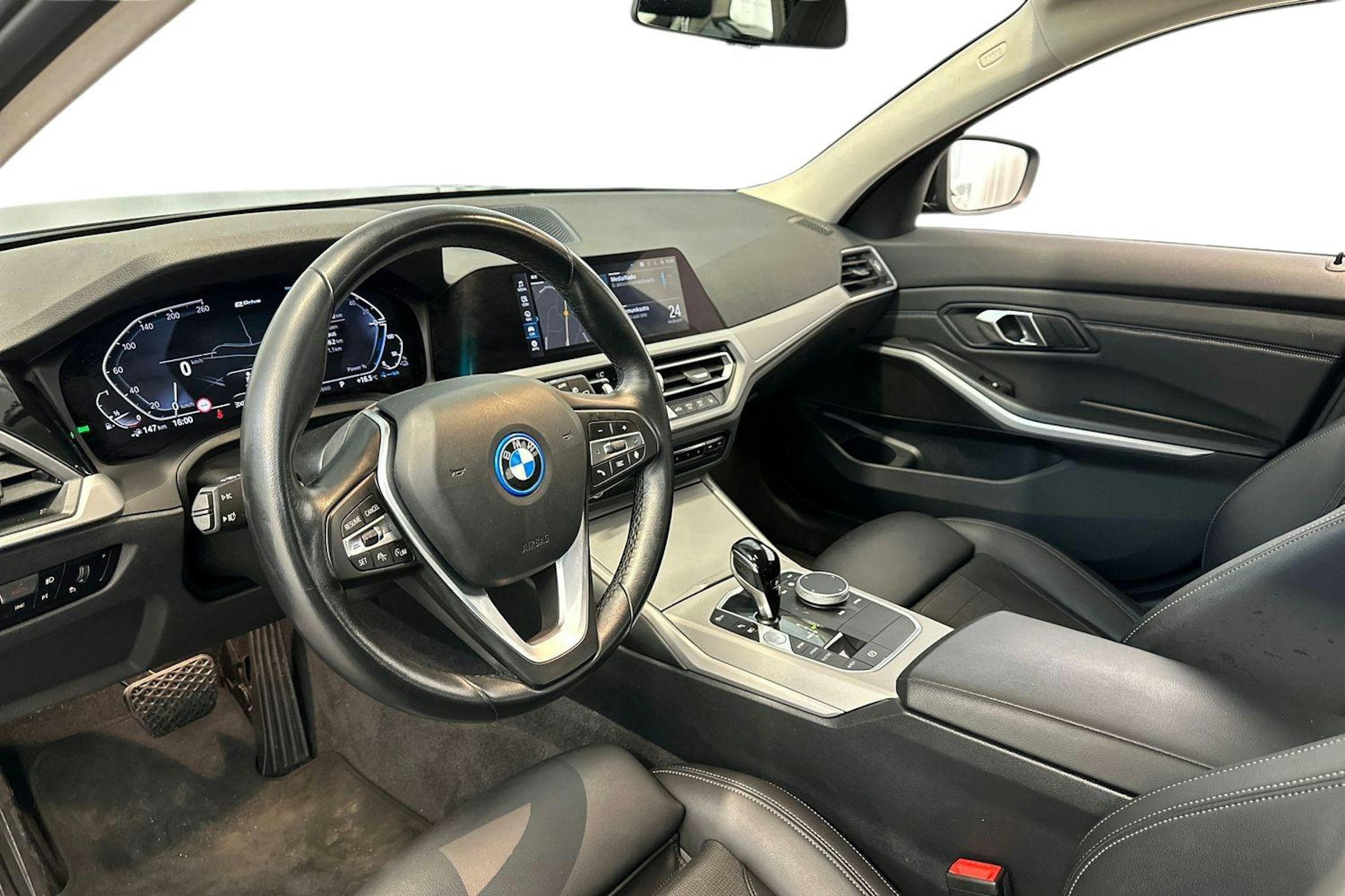 musta BMW 320 2022 kuva 6.