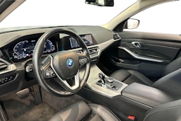 musta BMW 320 2022 kuva 6.