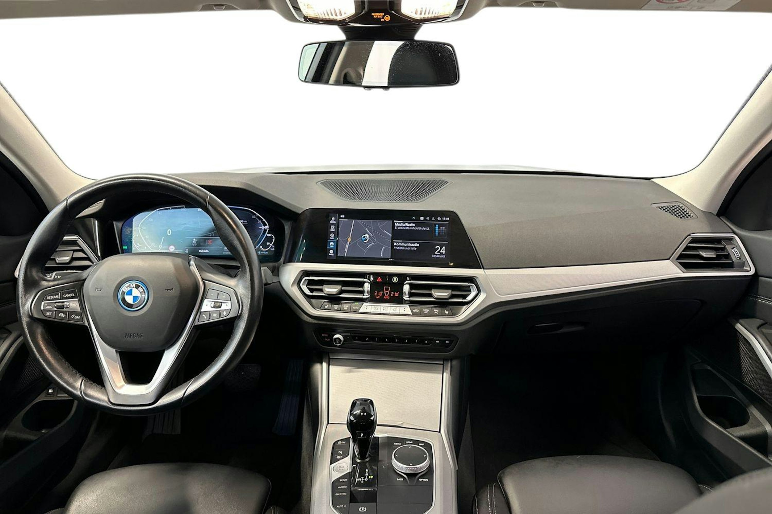 musta BMW 320 2022 kuva 7.