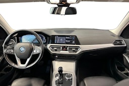 musta BMW 320 2022 kuva 7.
