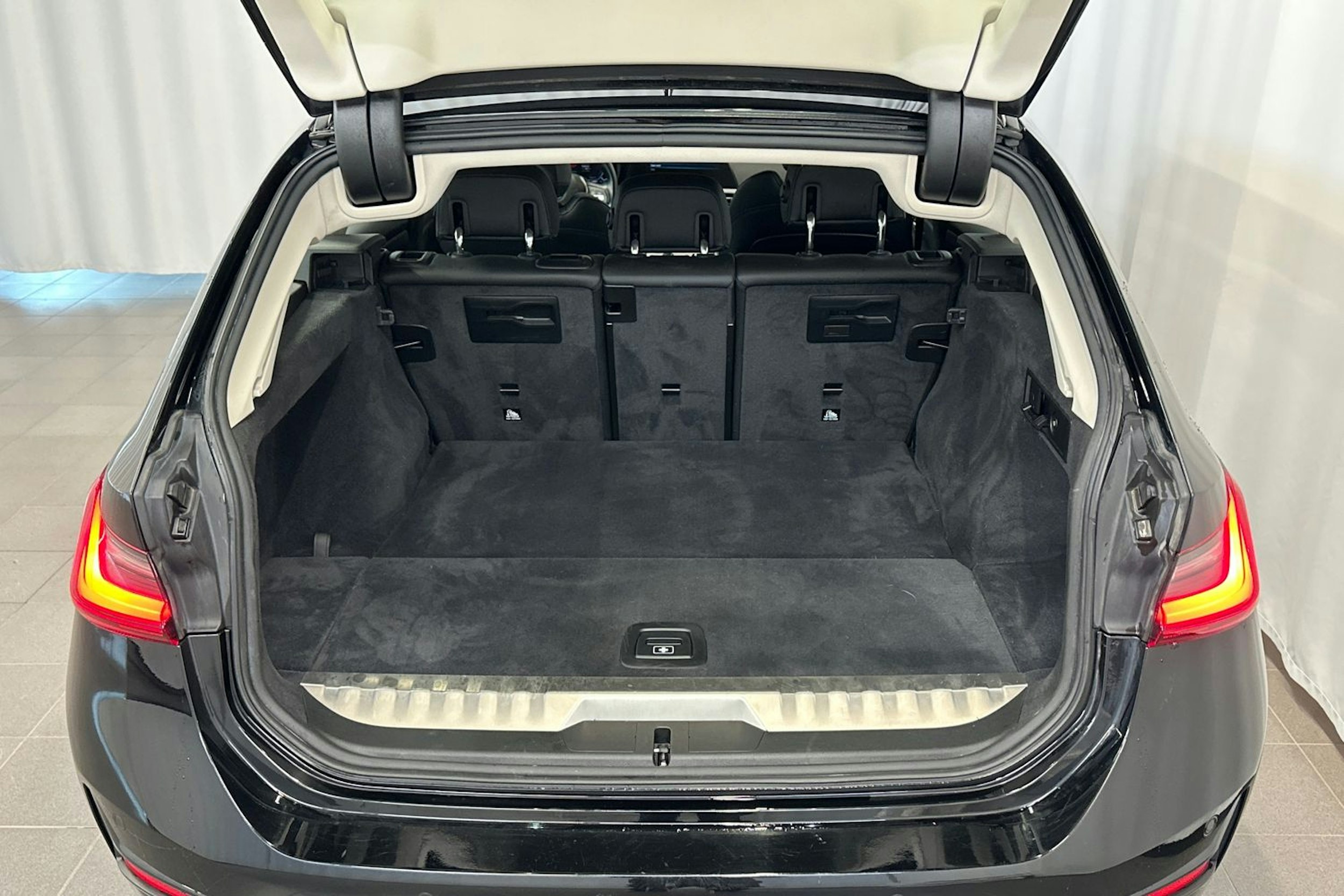 musta BMW 320 2022 kuva 12.