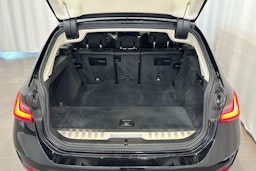musta BMW 320 2022 kuva 12.