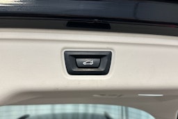 musta BMW 320 2022 kuva 13.