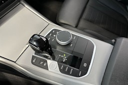 musta BMW 320 2022 kuva 21.