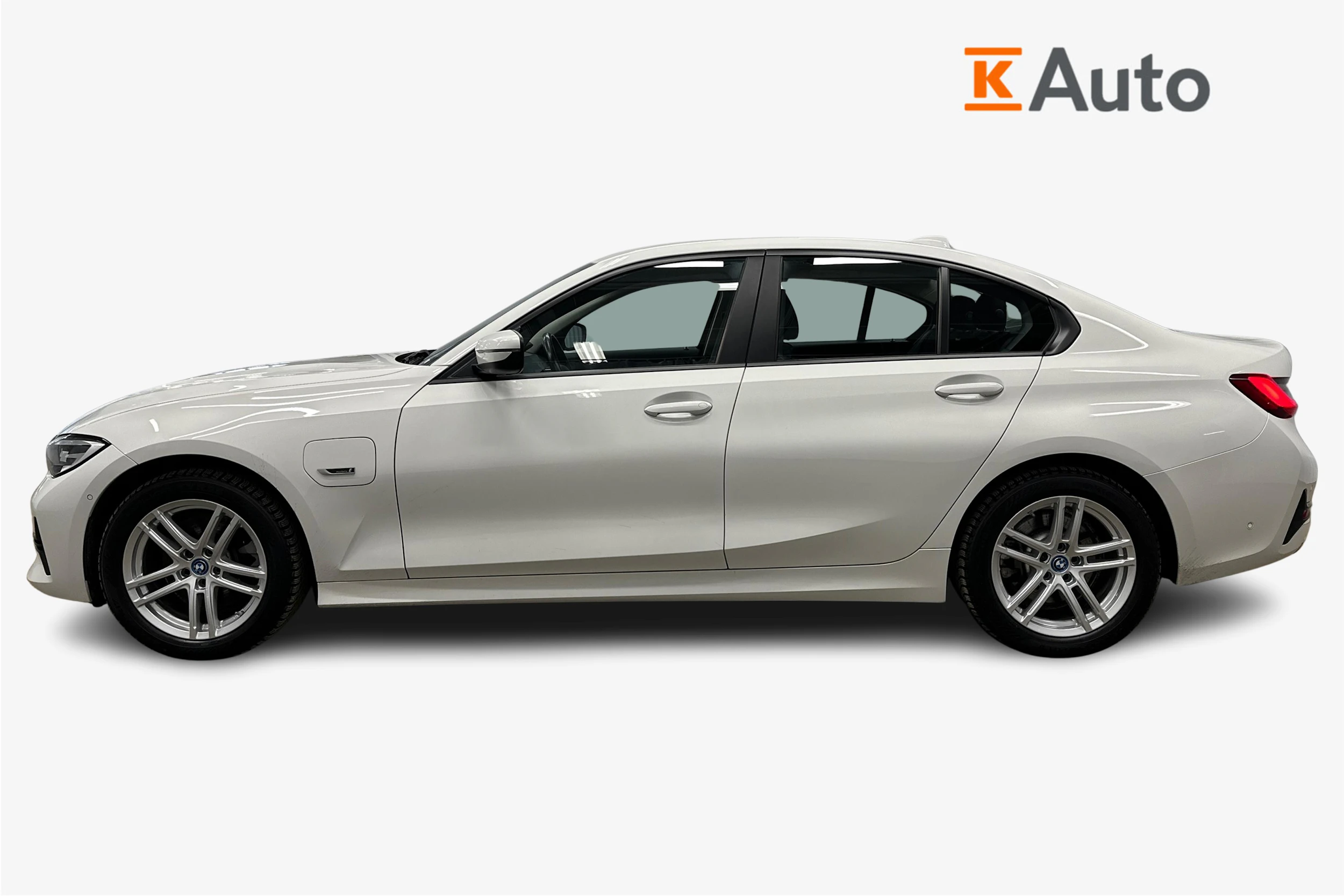 valkoinen BMW 320 2022 kuva 5.