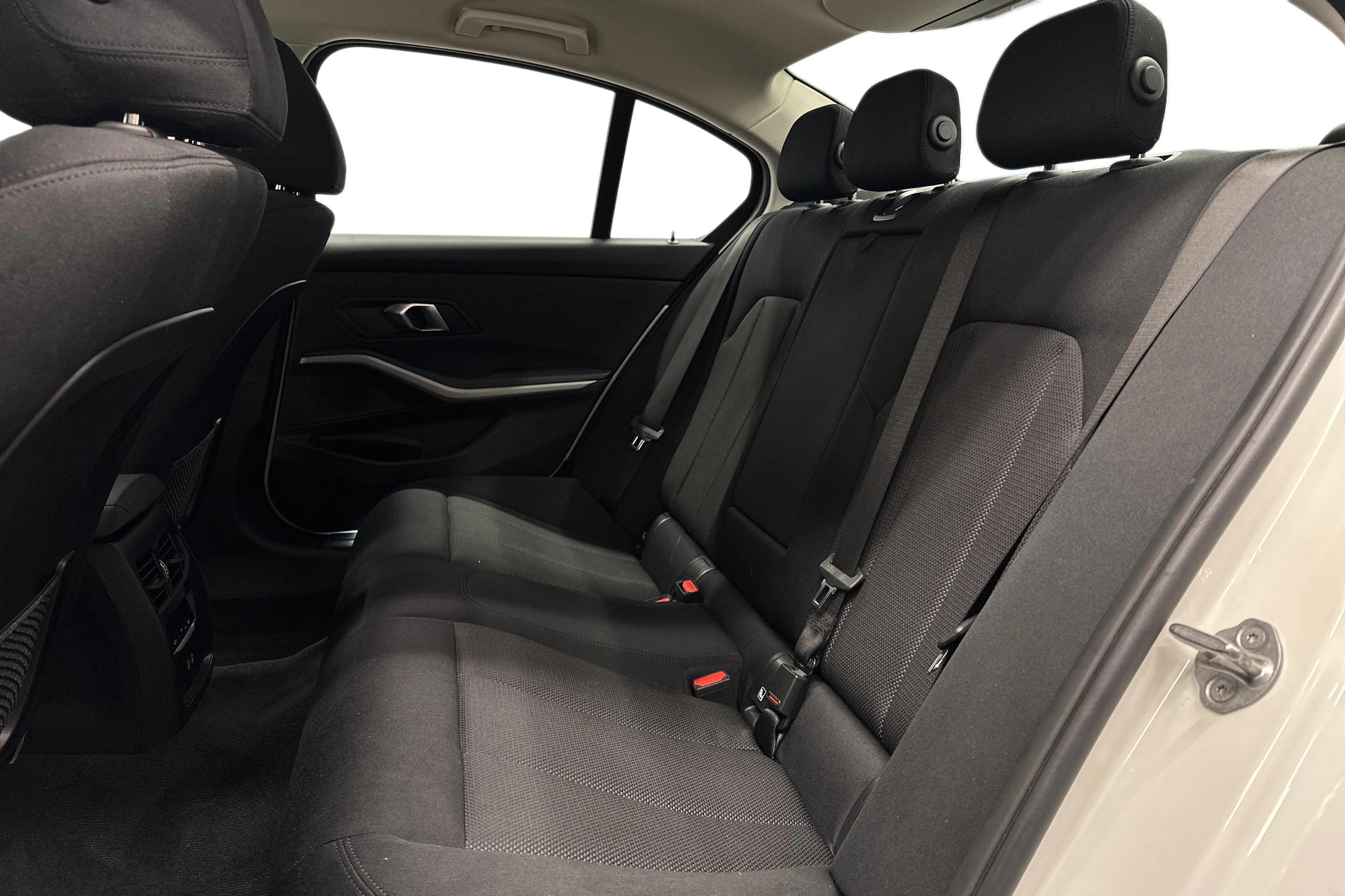 valkoinen BMW 320 2022 kuva 8.