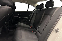 valkoinen BMW 320 2022 kuva 8.