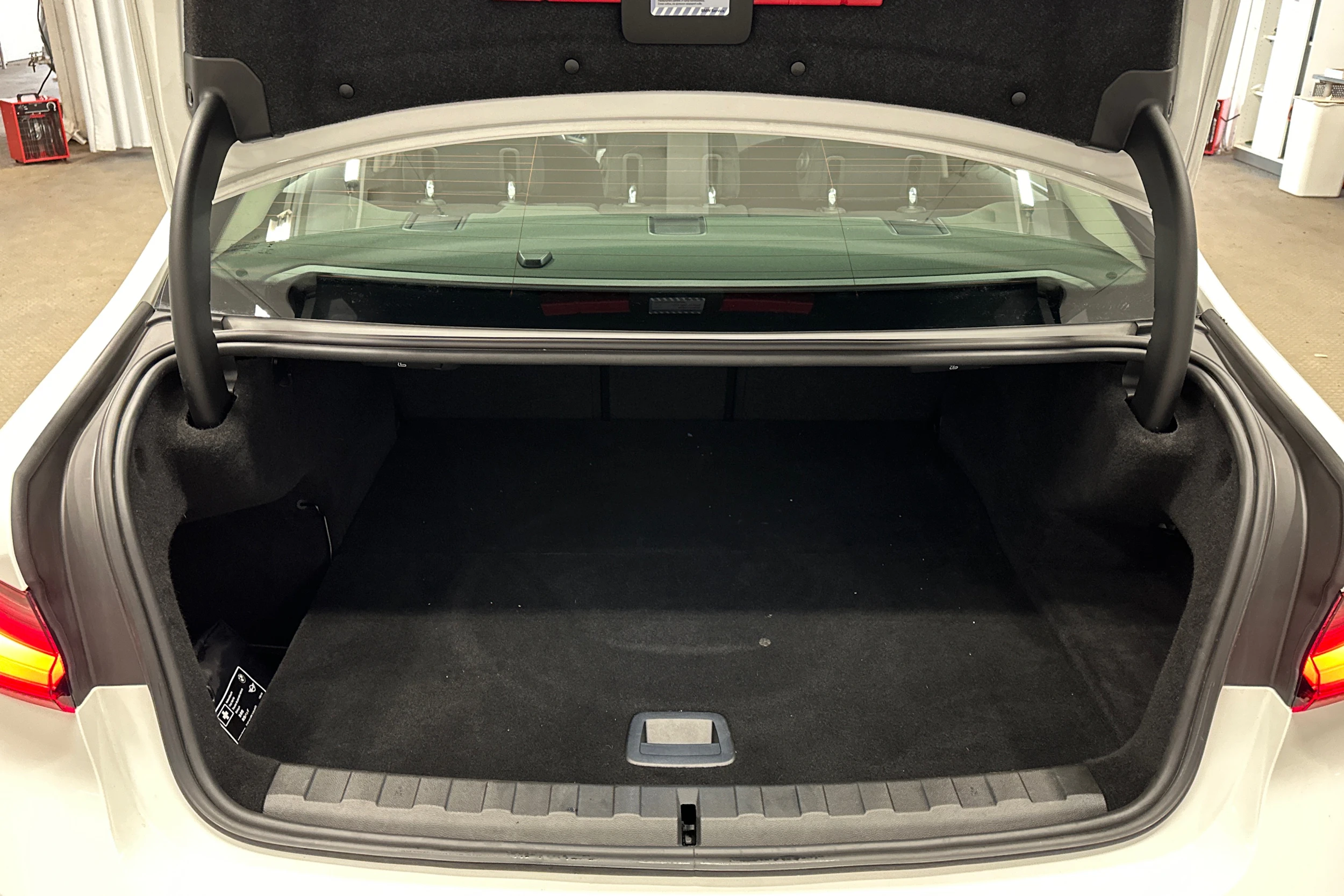 valkoinen BMW 320 2022 kuva 11.