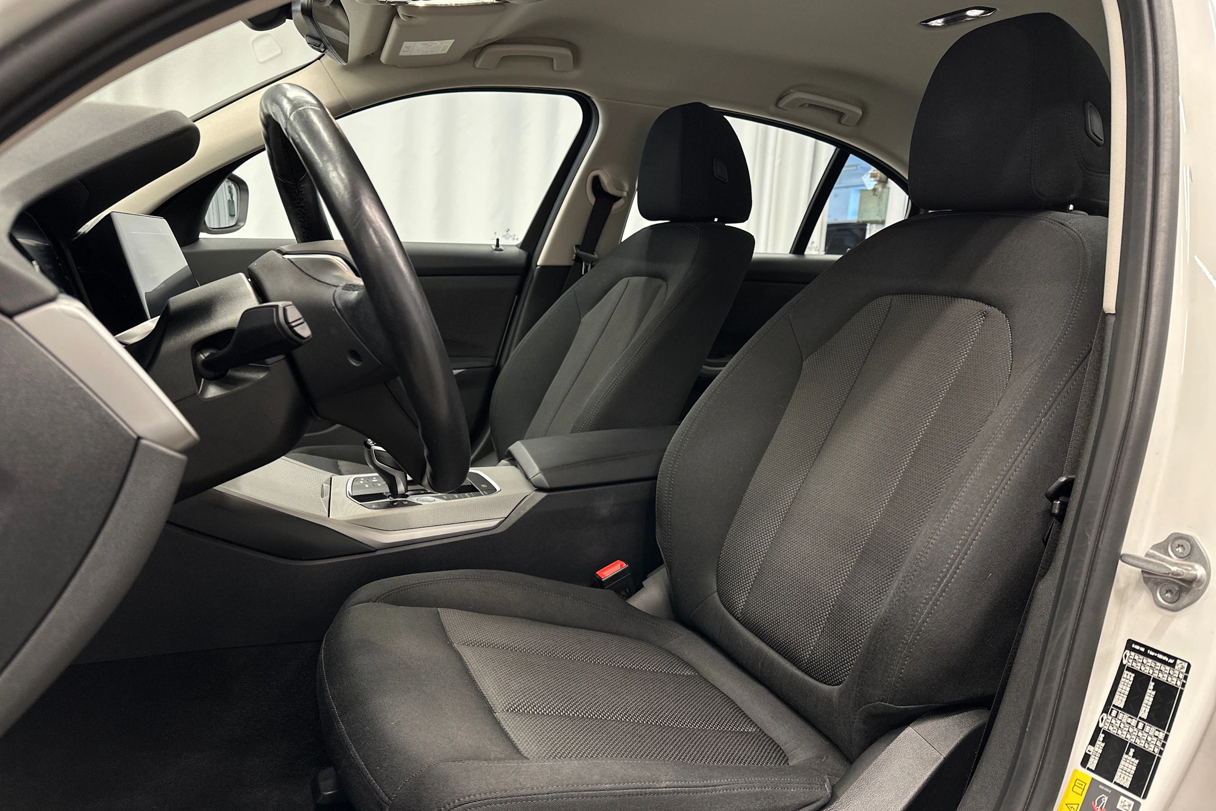 valkoinen BMW 320 2022 kuva 12.