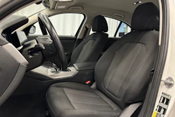 valkoinen BMW 320 2022 kuva 12.