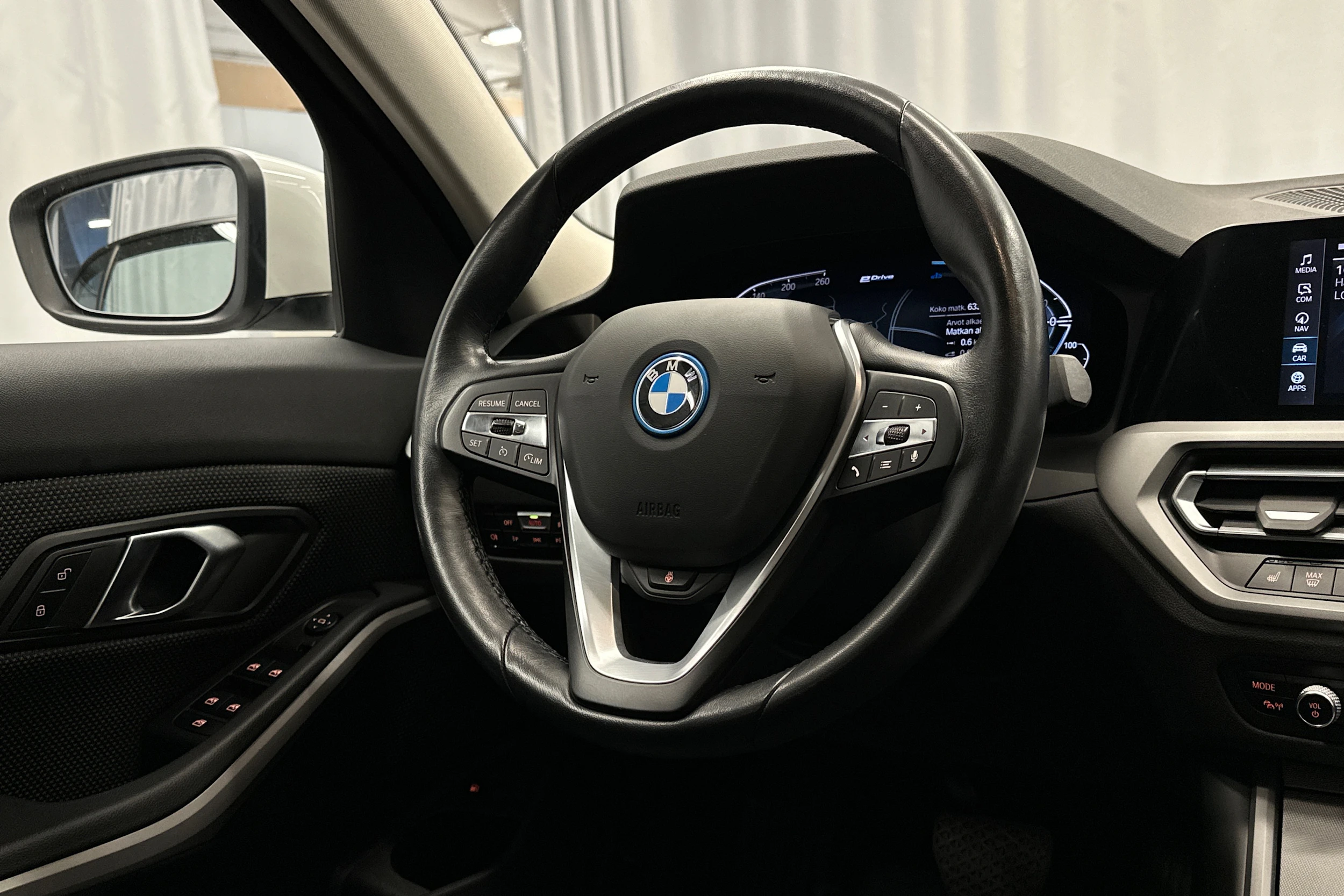 valkoinen BMW 320 2022 kuva 13.