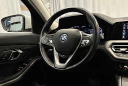 valkoinen BMW 320 2022 kuva 13.