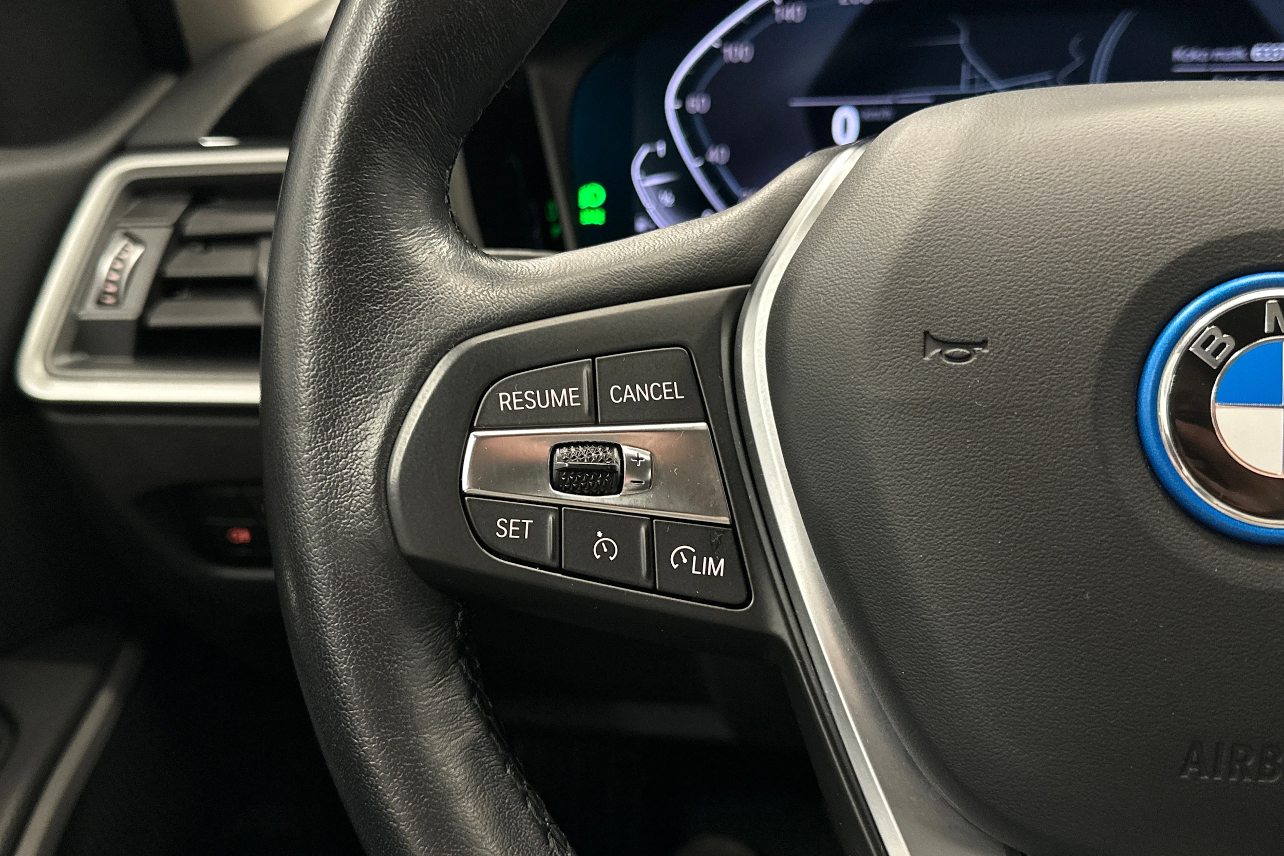 valkoinen BMW 320 2022 kuva 14.