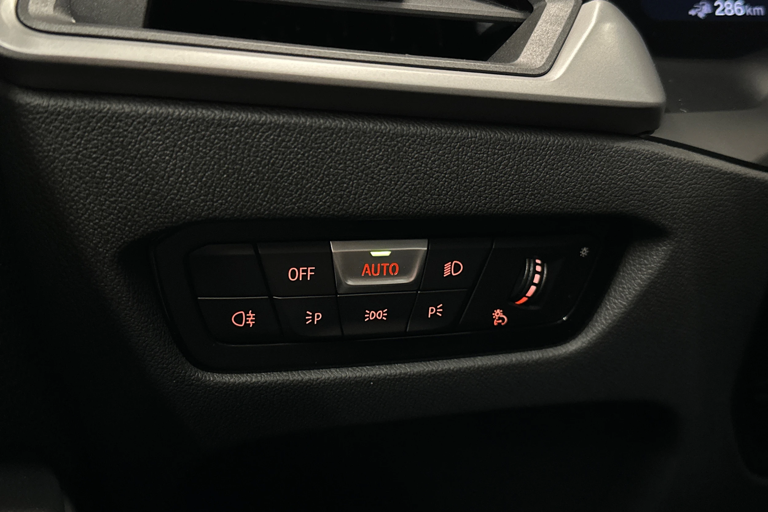 valkoinen BMW 320 2022 kuva 17.