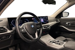 sininen BMW 320 2023 kuva 7.