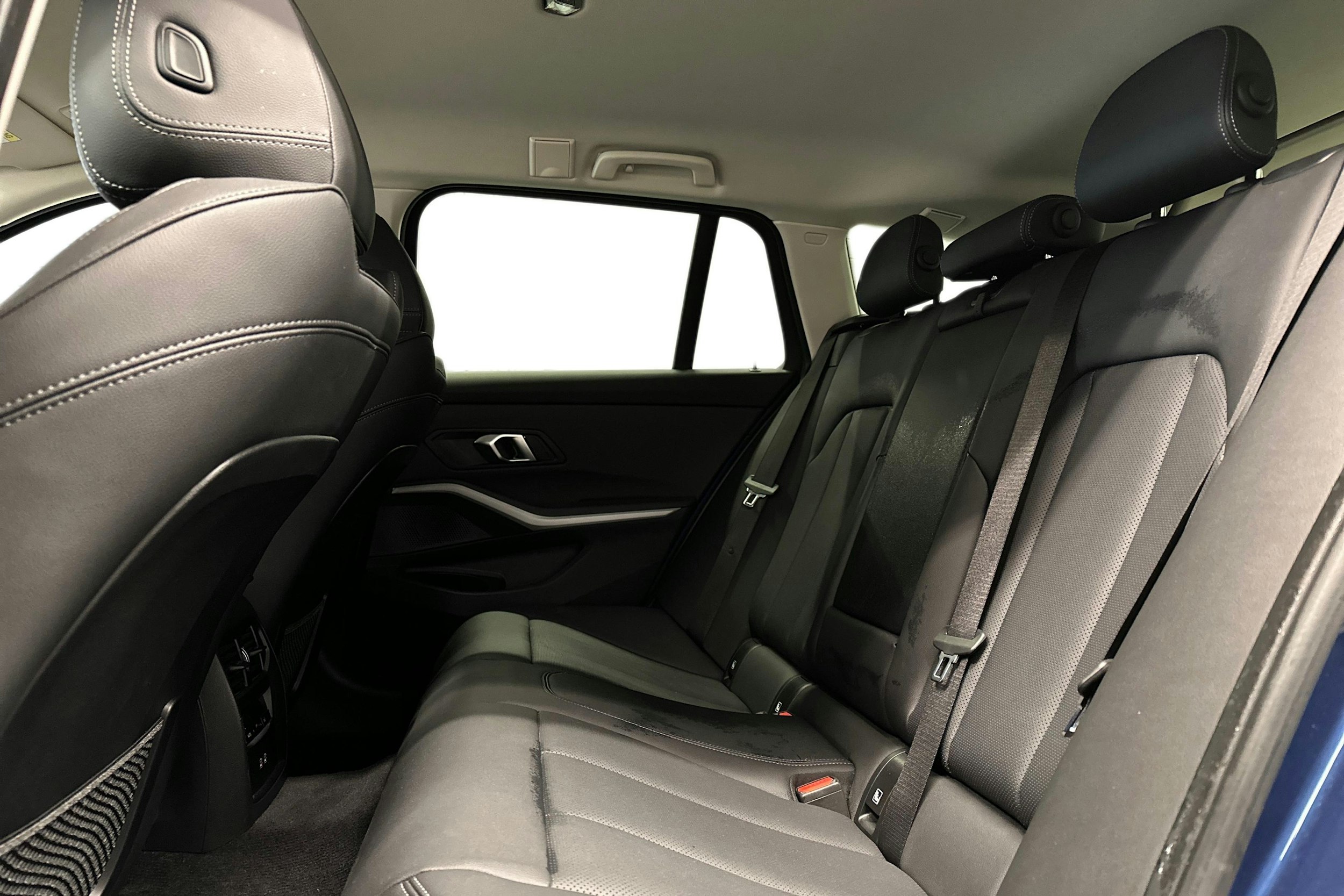 sininen BMW 320 2023 kuva 10.