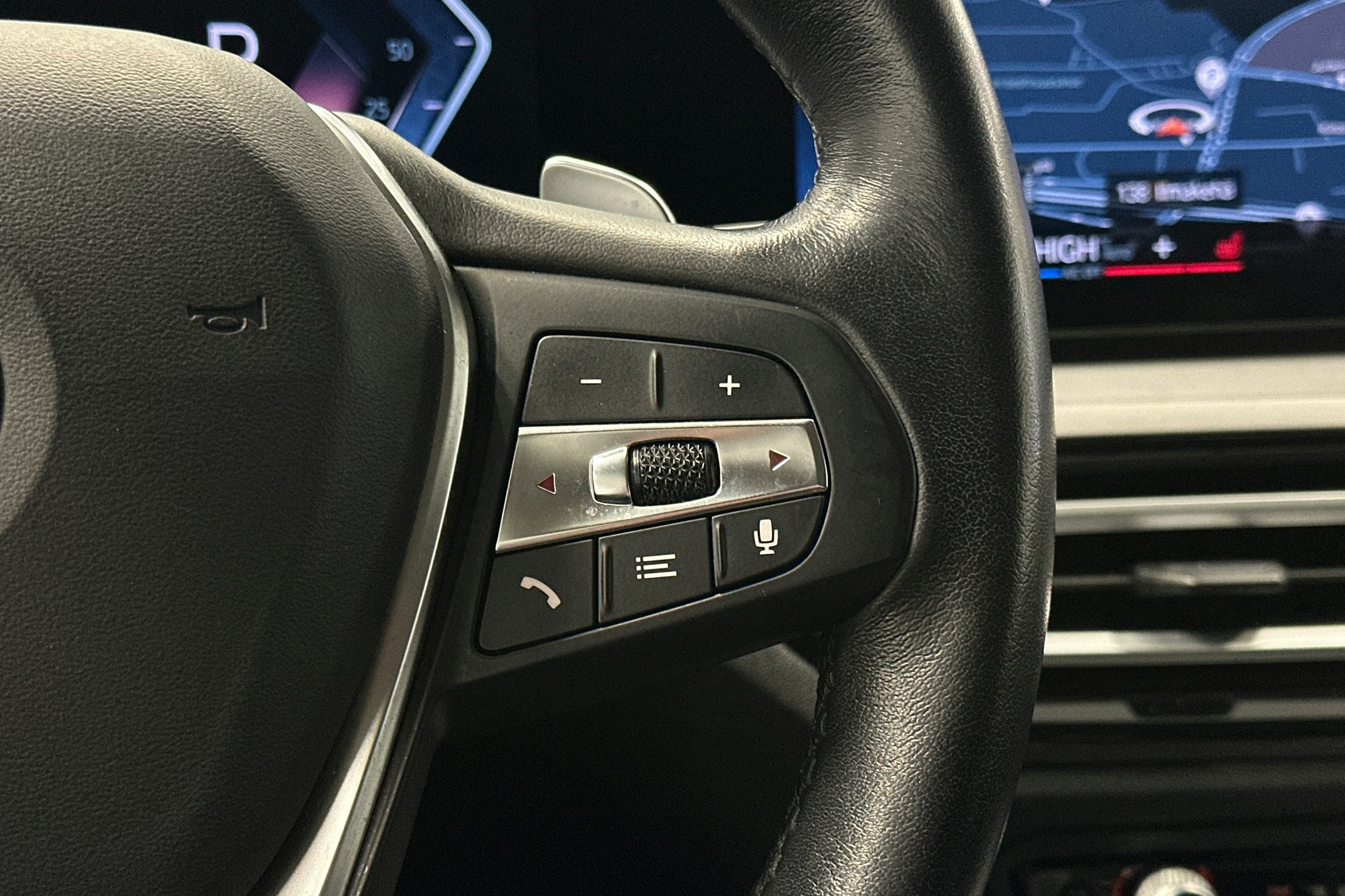 sininen BMW 320 2023 kuva 20.