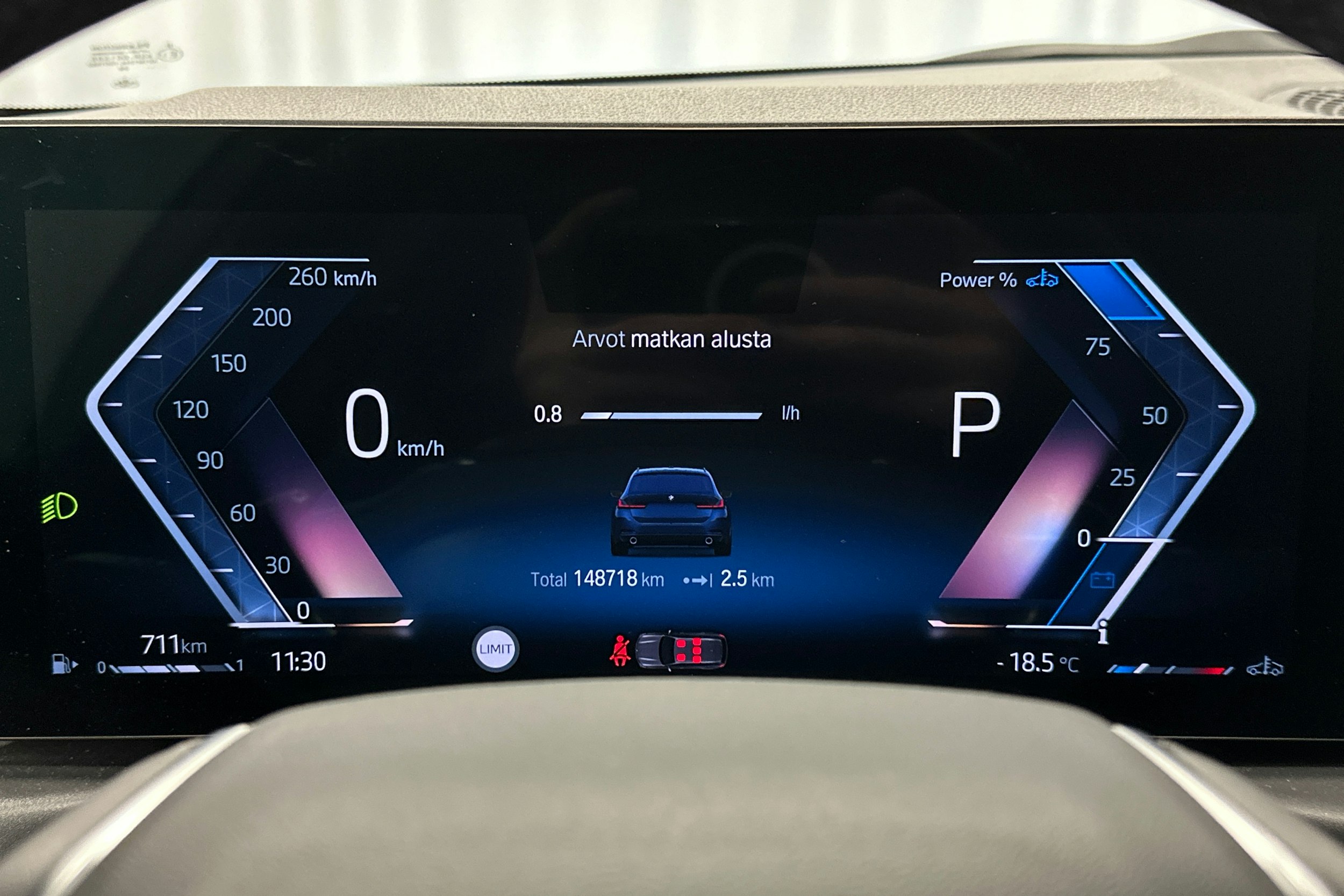 sininen BMW 320 2023 kuva 21.