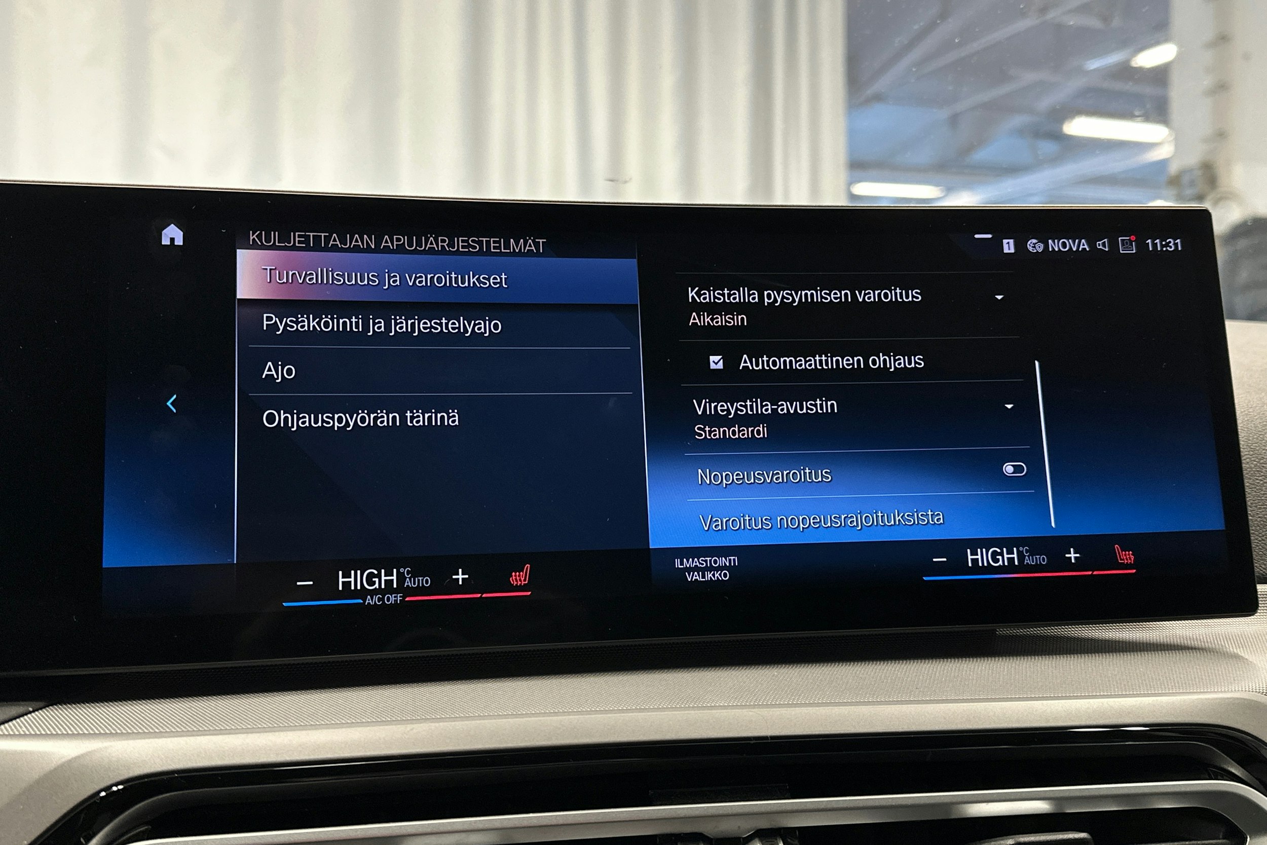 sininen BMW 320 2023 kuva 26.