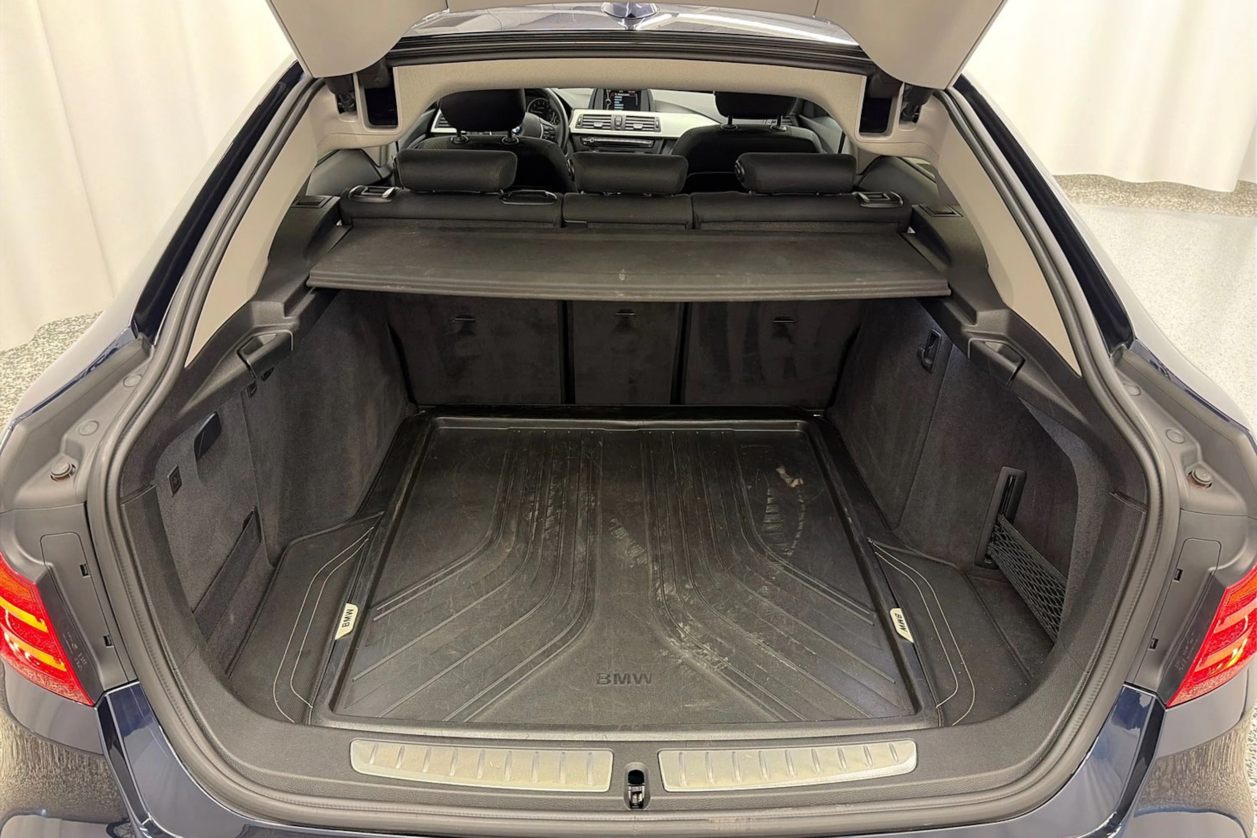 sininen BMW 320 Gran Turismo 2014 kuva 11.