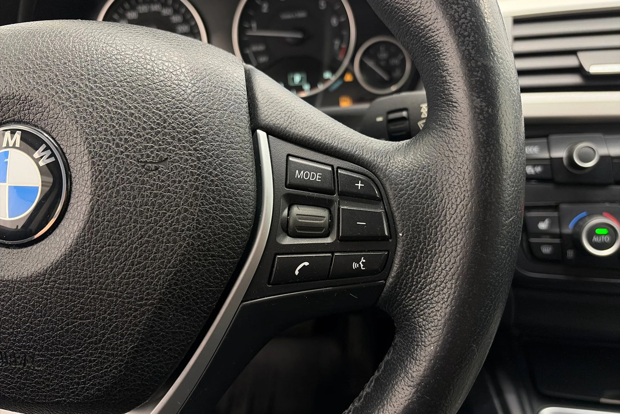sininen BMW 320 Gran Turismo 2014 kuva 17.