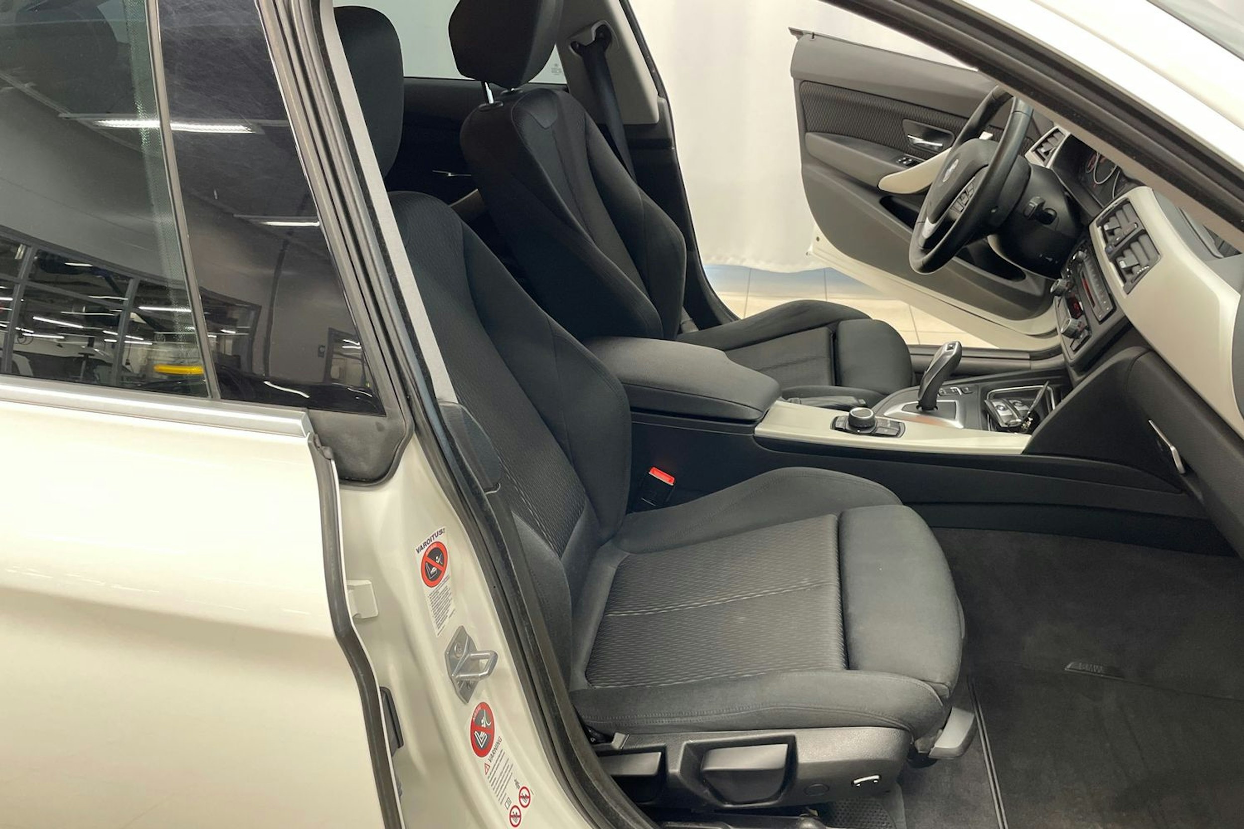 valkoinen BMW 320 Gran Turismo 2014 kuva 24.