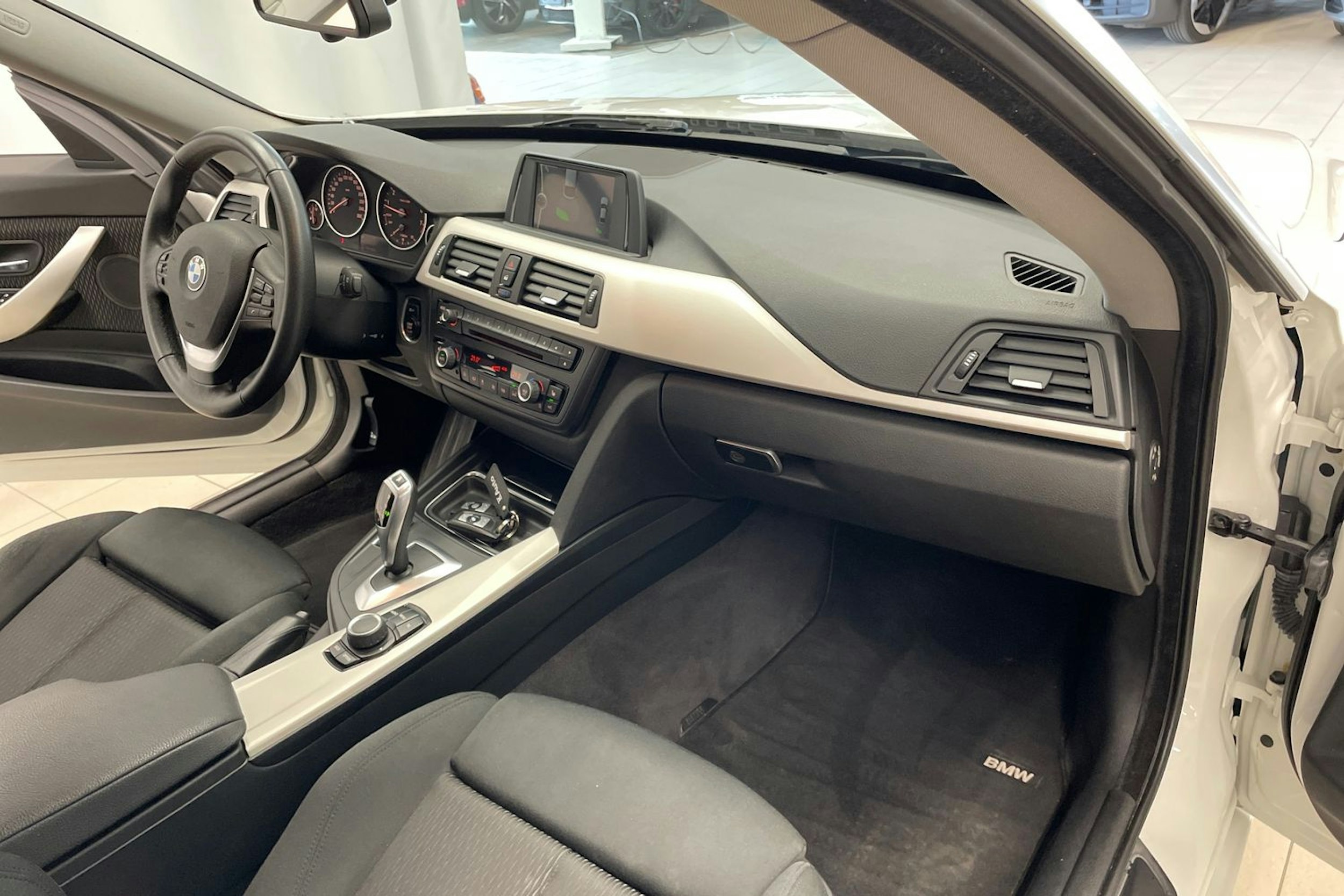 valkoinen BMW 320 Gran Turismo 2014 kuva 25.