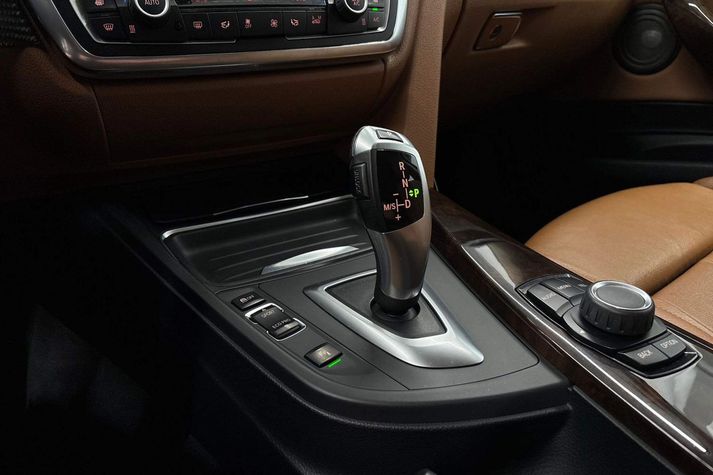 musta BMW 320 Gran Turismo 2014 kuva 16.