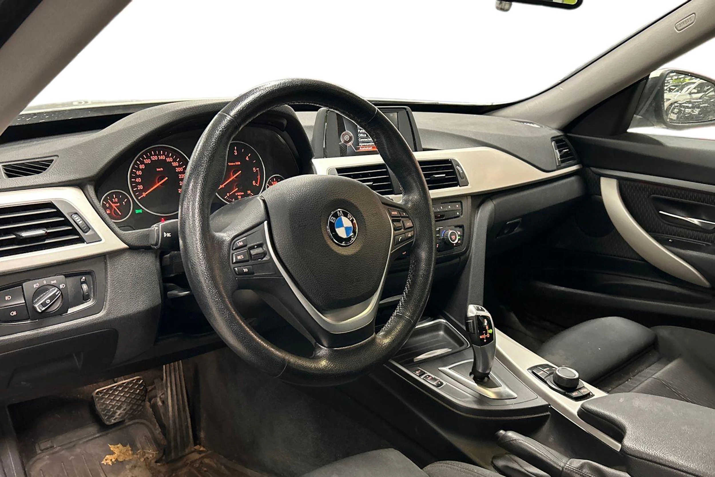valkoinen BMW 320 Gran Turismo 2015 kuva 3.