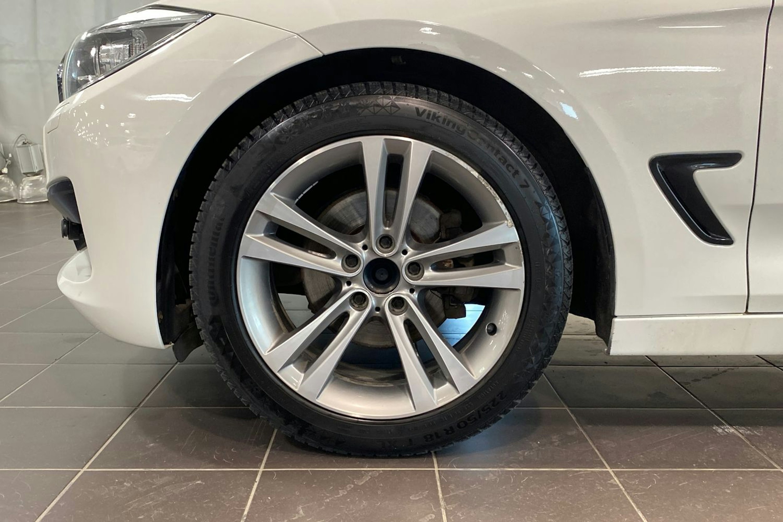 Valkoinen BMW 320 Gran Turismo 2014 kuva 10.