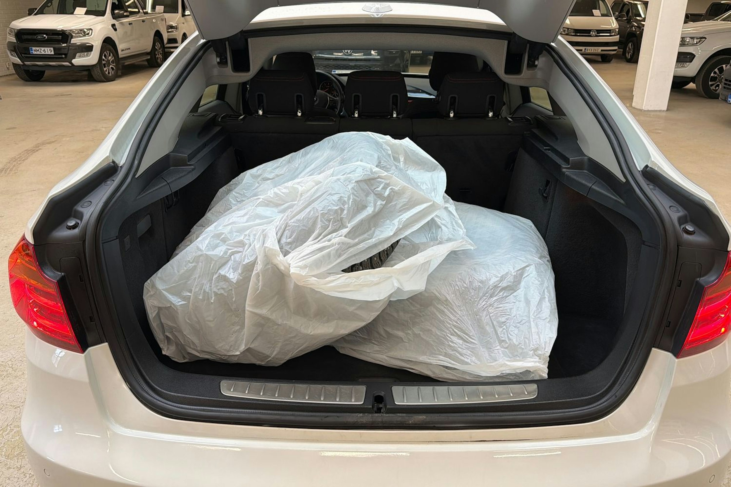 valkoinen BMW 320 Gran Turismo 2014 kuva 21.