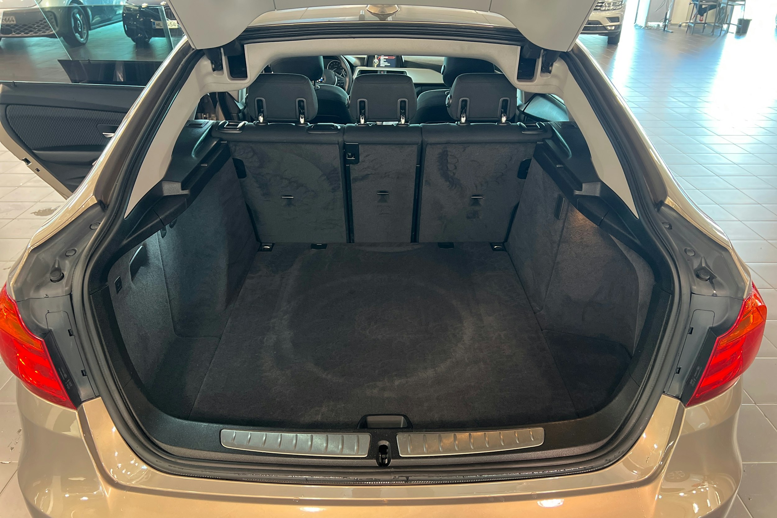 ruskea (beige) BMW 320 Gran Turismo 2015 kuva 14.